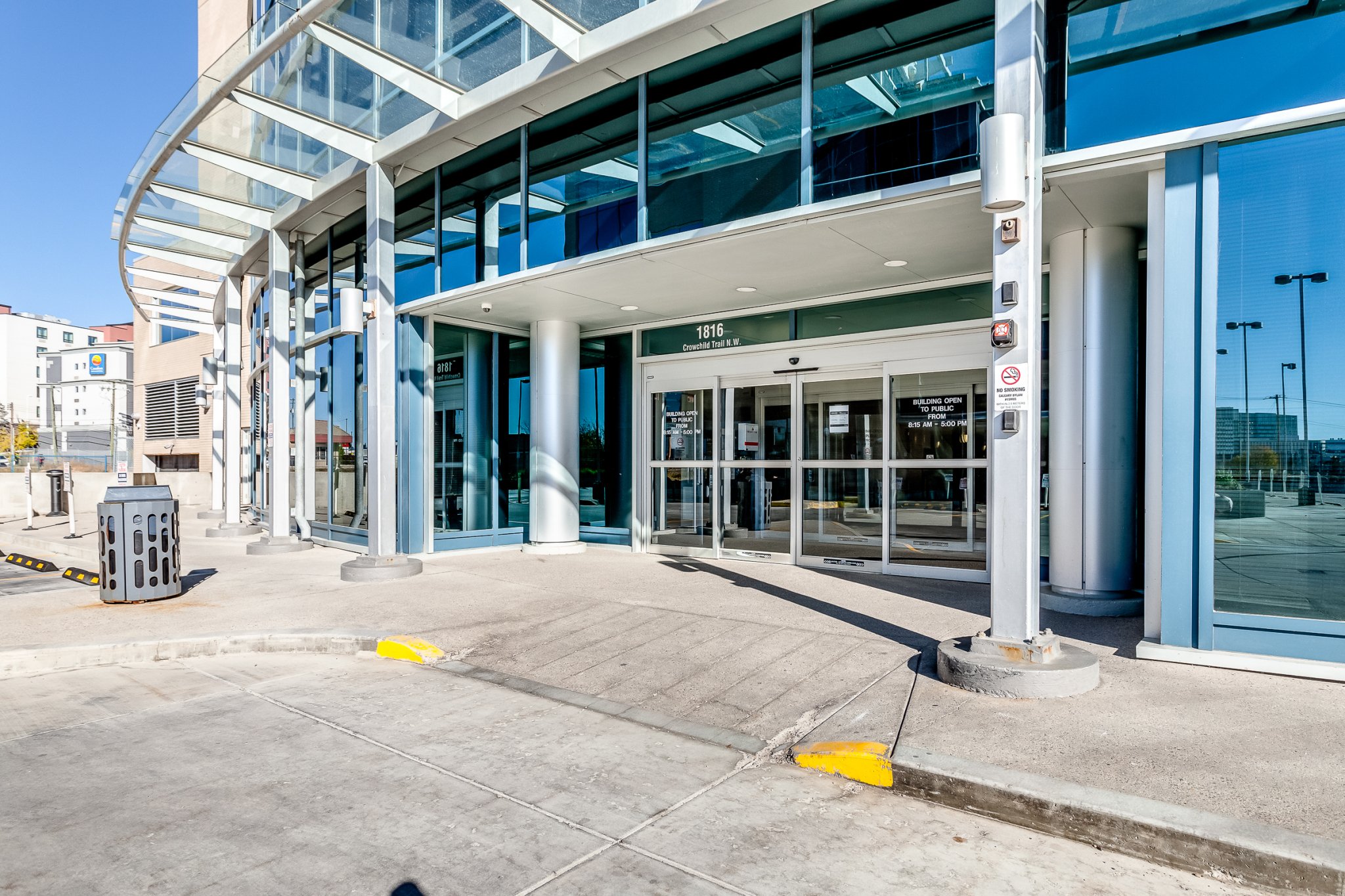 Forecourt and primary entry